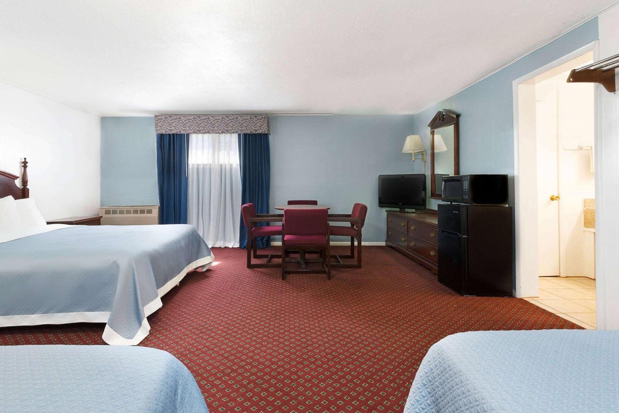 Travelodge By Wyndham Las Vegas Nm Exterior photo